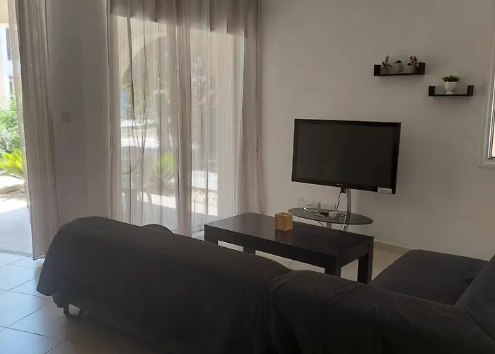 Afrodite Village Court Apt. 43 アパート *